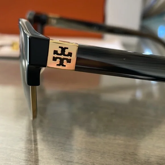 NWOT Tory Burch polarized sunglasses - Picture 2 of 4